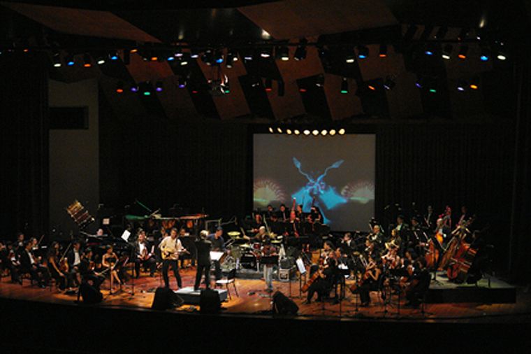 Pablo Mendoza tocando con la Orquesta de Ayacucho