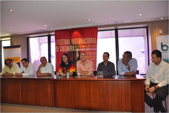 Rueda de prensa con grandes guitarristas