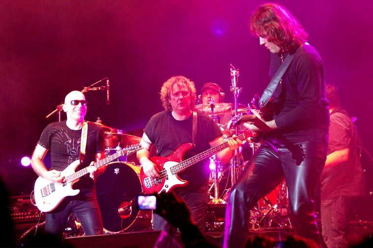 Pablo Mendoza con Joe Satriani y Stuart Hamm