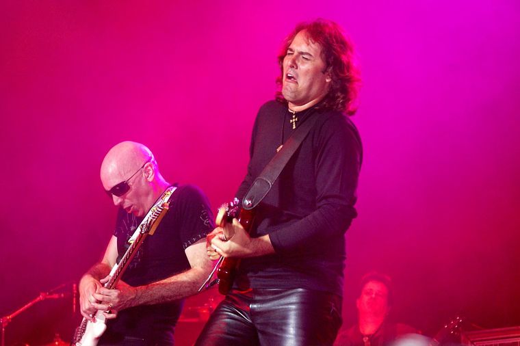 Pablo Mendoza junto a Joe Satriani en concierto