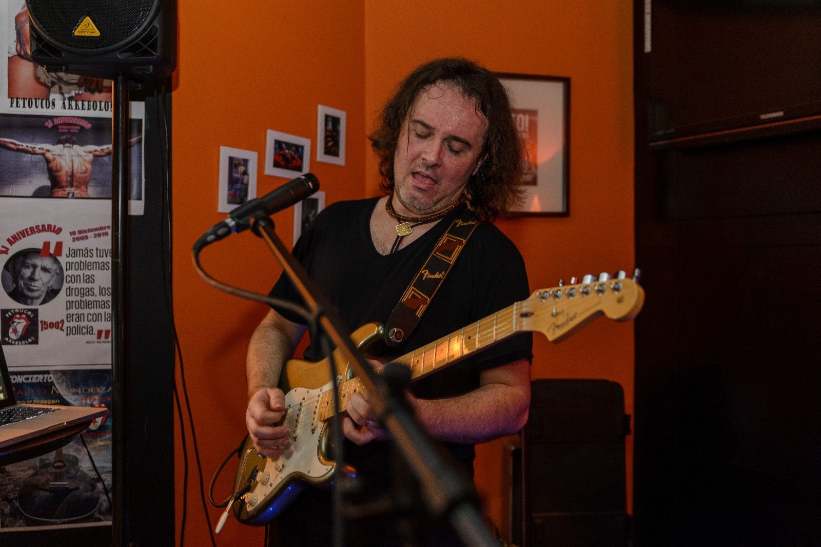 Pablo Mendoza tocando la guitarra en directo