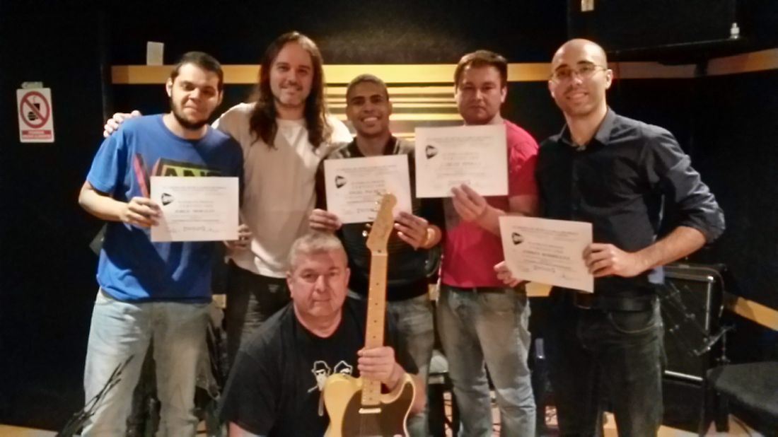 Pablo Mendoza junto a alumnos con sus certificados